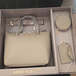 BRAND NEW ANNE KLEIN GIFT SET. Purse, Coin purse, ID purse. Beige color.